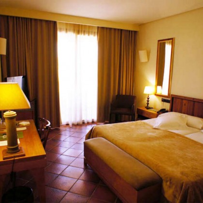Escapadela romântica com cava: Desfrute de um hotel de 5 estrelas com vistas sobre a cidade de Toledo