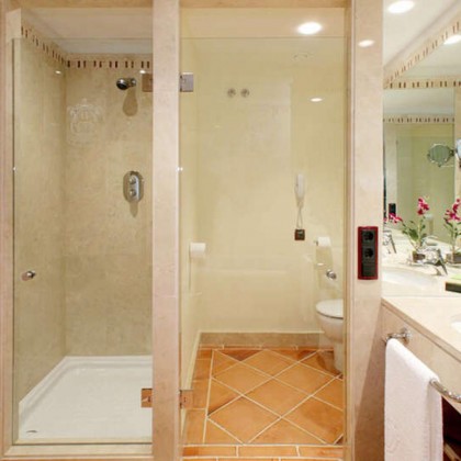 Romantic getaway with cava: Enjoy a 5 star hotel with views over the city of Toledo