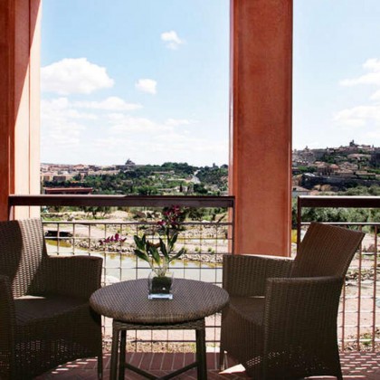 Escapade romantique avec cava : Profitez d'un hôtel 5 étoiles avec vue sur la ville de Tolède