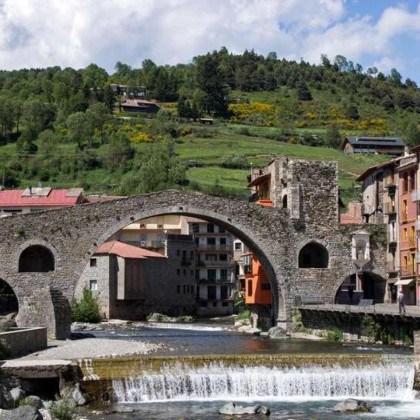Getaway romantic with cava chocolates and decoration in the center of Camprodon