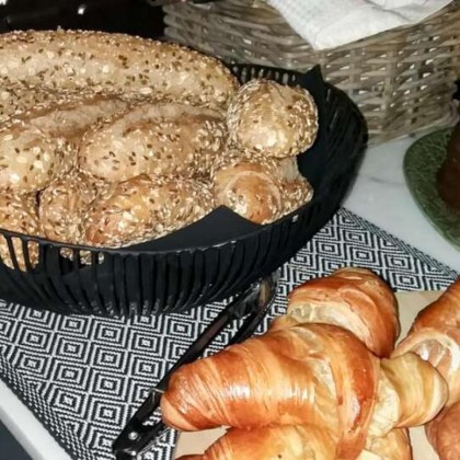 Escapadinha romântico com cava, chocolates e decoração no centro de Camprodon