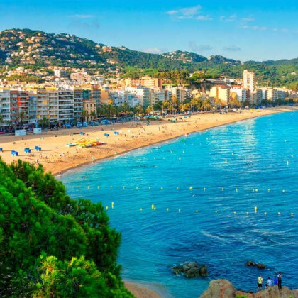Discover the coast of Lloret de Mar with half board at the best price!