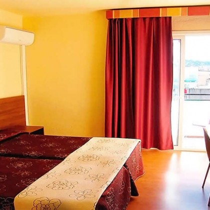 Discover the coast of Lloret de Mar with half board at the best price!