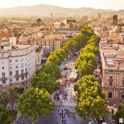 Descubra o encanto de Barcelona: num quarto superior, com gin tónico e check-out tardio