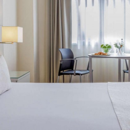 Descubra o encanto de Barcelona: num quarto superior, com gin tónico e check-out tardio