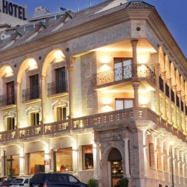 Romantic getaway in suite with hydromassage bathtub in the room and champagne in Baeza