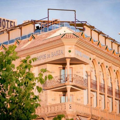 Escapadela romântica em suite com banheira de hidromassagem no quarto e champanhe em Baeza