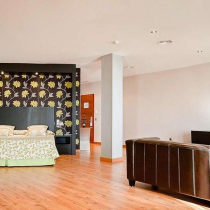 Escapadela romântica em suite com banheira de hidromassagem no quarto e champanhe em Baeza