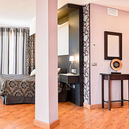 Escapadela romântica em suite com banheira de hidromassagem no quarto e champanhe em Baeza