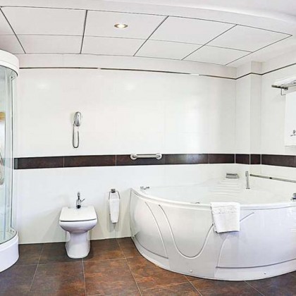 Escapadela romântica em suite com banheira de hidromassagem no quarto e champanhe em Baeza
