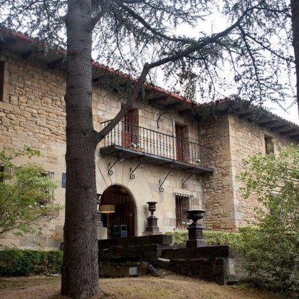 Découvrez Pampelune dans un édifice rustique situé dans la campagne de Navarre