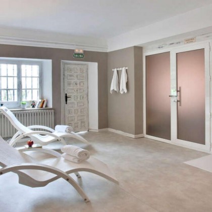 Discover Pamplona in a rustic-style building with breakfast and spa access included
