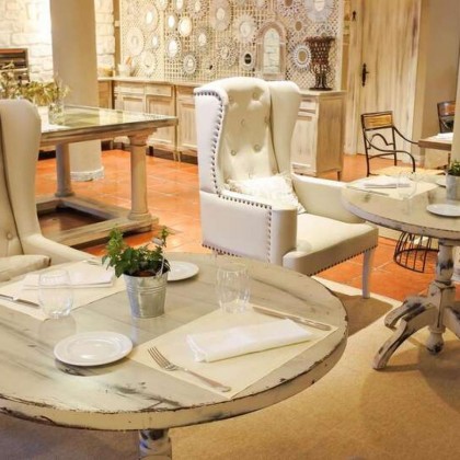 Descubra Pamplona num edifício de estilo rústico com pequeno-almoço e acesso ao spa incluídos