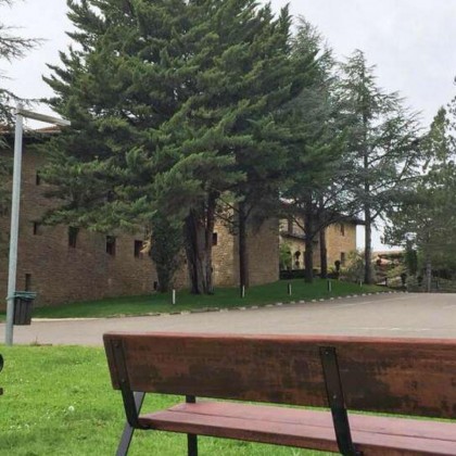 Découvrez Pampelune dans un édifice rustique situé dans la campagne de Navarre
