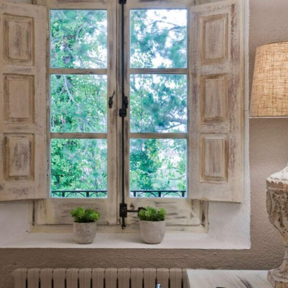 Discover Pamplona in a rustic-style building with breakfast and spa access included