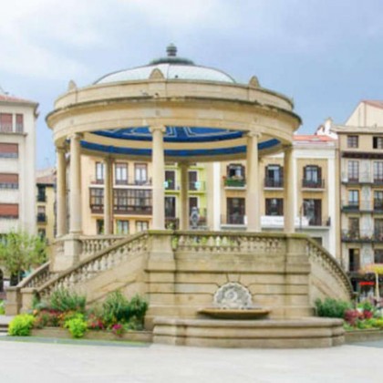Découvrez Pampelune dans un édifice rustique situé dans la campagne de Navarre
