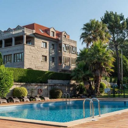 Charm and gastronomy in O Grove with dinner and bottle of wine in the room