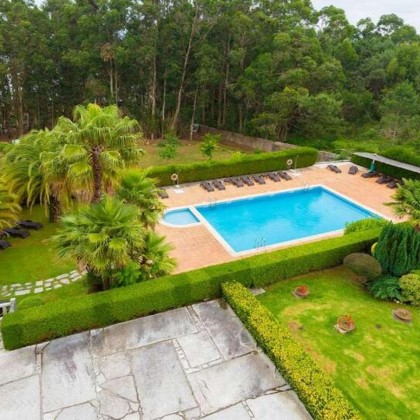 Encanto y gastronomía en O Grove con cena y botella de vino en la habitación