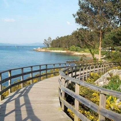Charm and gastronomy in O Grove with dinner and bottle of wine in the room