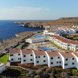 Enseadas de águas turquesa em Menorca com alojamento em regime de meia pensão
