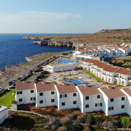 Calas de aguas turquesa de Menorca con alojamiento en media pensión