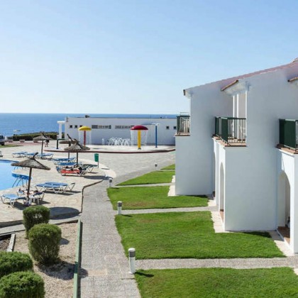 Calas de aguas turquesa de Menorca con alojamiento en media pensión