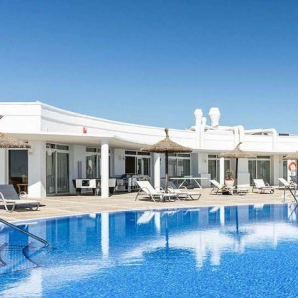 Calas de aguas turquesa de Menorca con alojamiento en media pensión