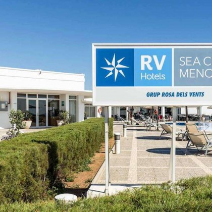 Calas de aguas turquesa de Menorca con alojamiento en media pensión
