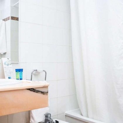 Criques d'eaux turquoises de Minorque avec logement en demi-pension