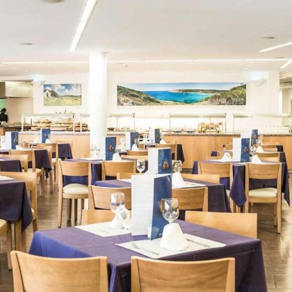 Enseadas de águas turquesa em Menorca com alojamento em regime de meia pensão