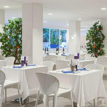 Room and terrace getaway with cocktail and snack in front of the Mediterranean, in Benalmádena