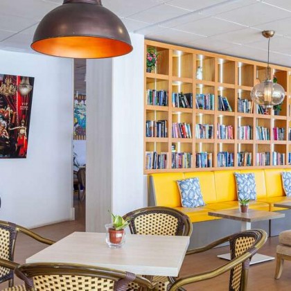 Refúgio no quarto e no terraço com cocktail e lanche em frente ao Mediterrâneo, em Benalmádena