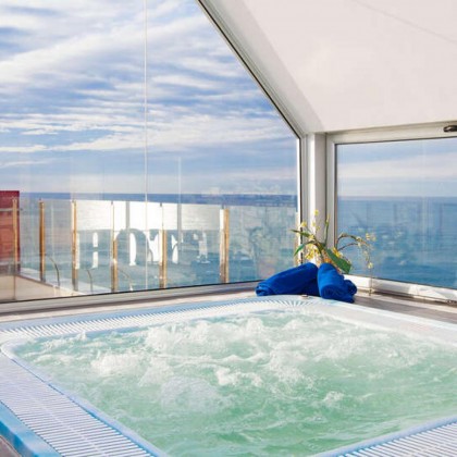 Sorprende a tu pareja: Cena, cava y acceso al spa, en primera línea de playa