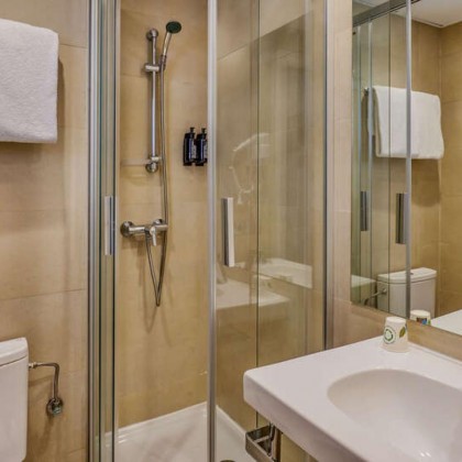 Surprise your partner: Dinner, champagne and access to the spa, right on the beachfront