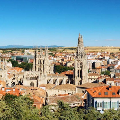 Vacaciones románticas en Burgos con bañera de hidromasaje, botella de cava y bombones