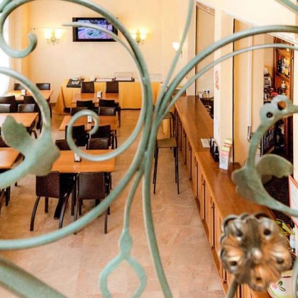 Vacaciones románticas en Burgos con bañera de hidromasaje, botella de cava y bombones