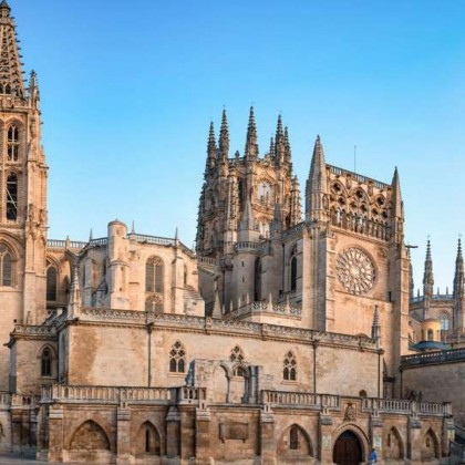 Vacaciones románticas en Burgos con bañera de hidromasaje, botella de cava y bombones