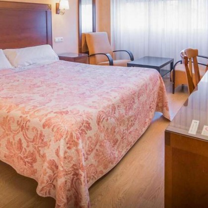 Vacaciones románticas en Burgos con bañera de hidromasaje, botella de cava y bombones