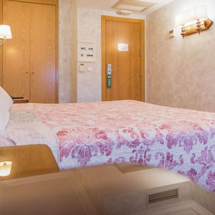 Vacaciones románticas en Burgos con bañera de hidromasaje, botella de cava y bombones