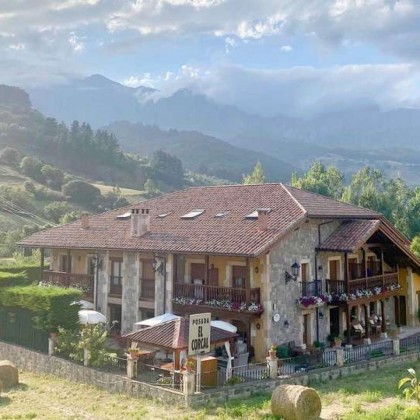 Sibaritas del Norte: Cena lebaniega y bodega frente a los Picos de Europa