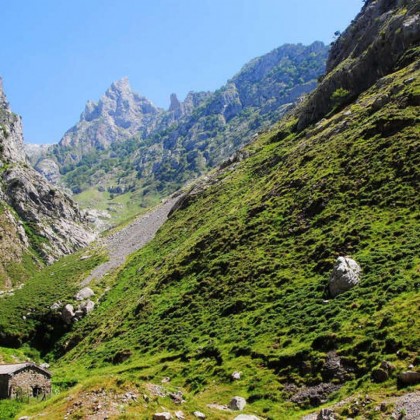 Absolute relaxation at the entrance to the Picos de Europa: breakfast and spa for two
