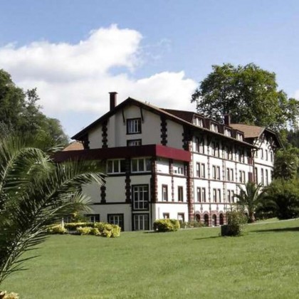 Disconnect in the heart of the Basque countryside with dinner for two and access to the thermal circuit
