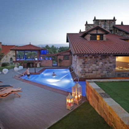 Suite júnior com banheira de hidromassagem no quarto em Santillana del Mar