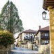 Suite júnior com banheira de hidromassagem no quarto em Santillana del Mar