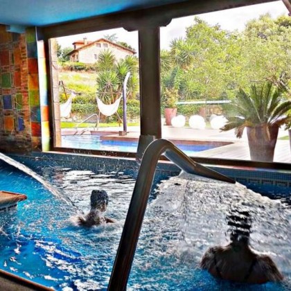 Suite júnior com banheira de hidromassagem no quarto em Santillana del Mar
