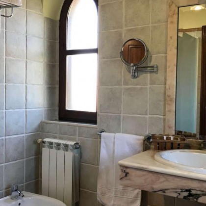 Suite júnior com banheira de hidromassagem no quarto em Santillana del Mar