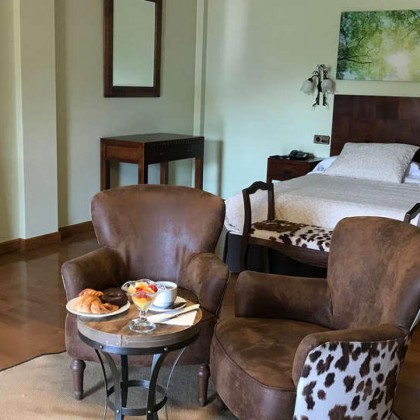 Suite júnior com banheira de hidromassagem no quarto em Santillana del Mar