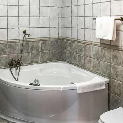 Suite júnior com banheira de hidromassagem no quarto em Santillana del Mar