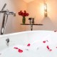 Pure romanticism in a suite with champagne, chocolates and more details to surprise your partner