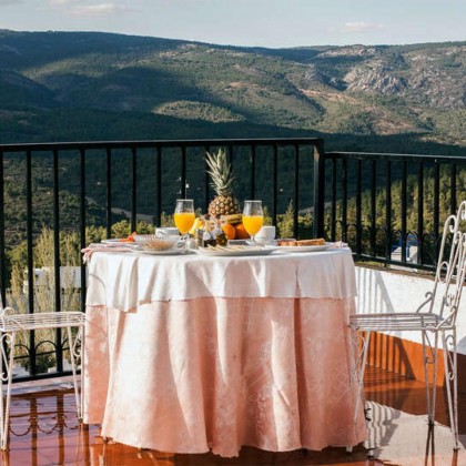 Gastronomic getaway with dinner, picnic basket and wine in Despeñaperros Natural Park